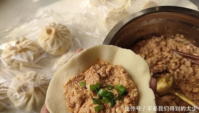 植物蛋白|最近大爱用它蒸包子,1元买2块,捏碎调成馅,嫩乎乎的真好吃