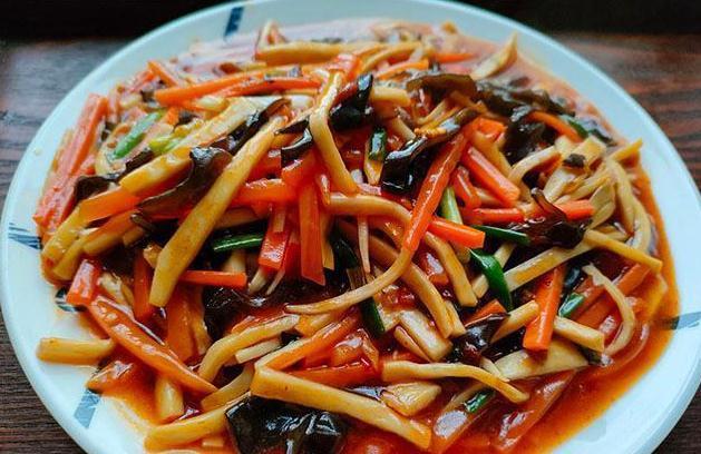 这菜我家隔2天准炒一盘，浇上料汁鲜香下饭，简单营养又好做