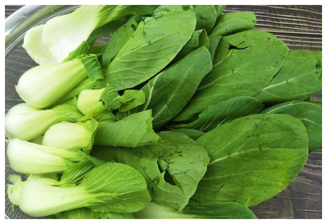 炒菜油老往外崩怎么办教你1个小技巧，再也不怕炒菜崩油了