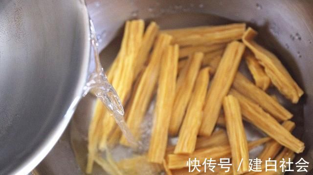 泡腐竹，直接加水是错的学会大厨的做法，半小时泡发好，不夹生