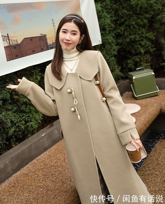 搭配 “大衣+格纹裙”太显气质了,学35岁博主这么穿,温柔还有高级感