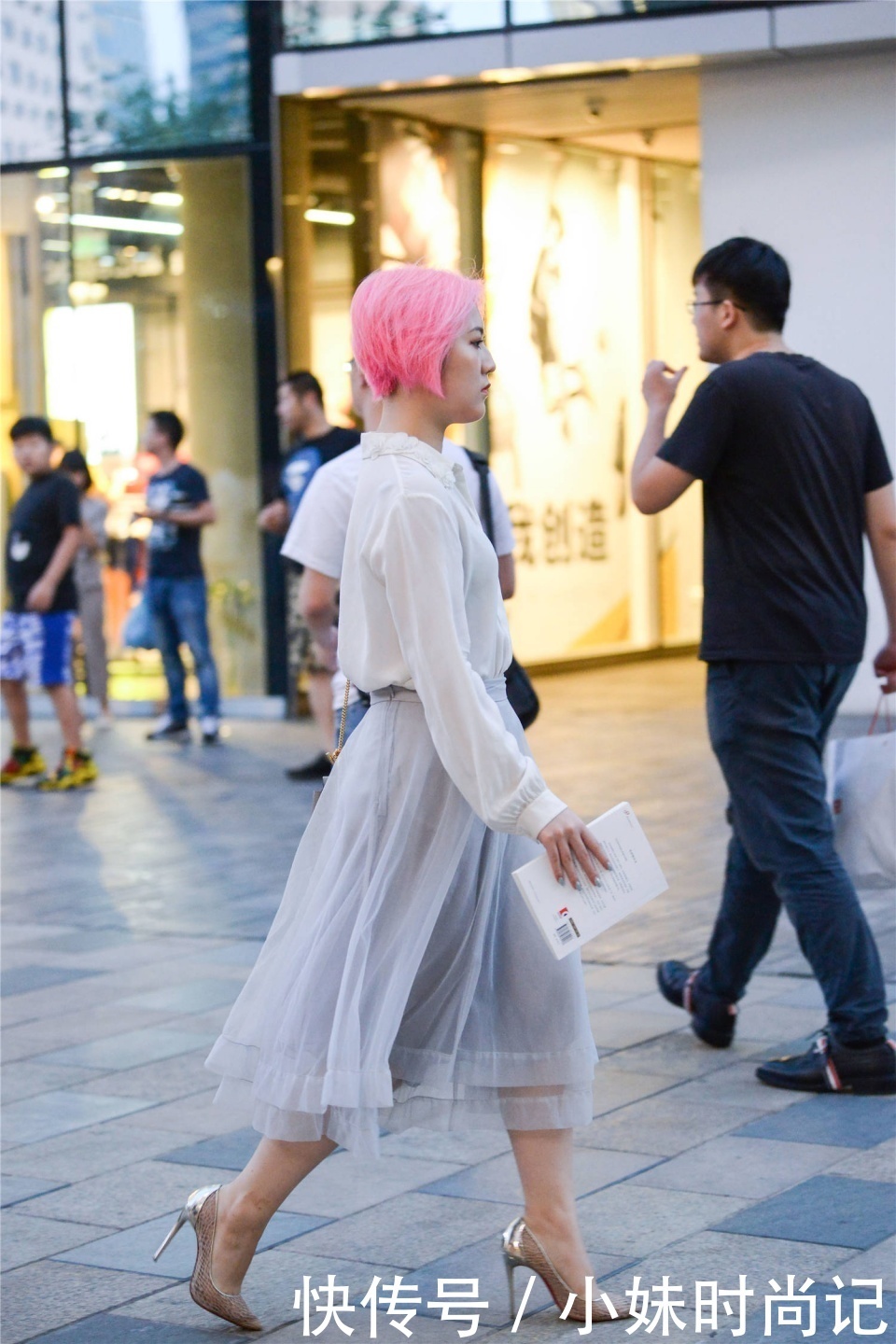 高跟鞋|街拍：粉红色短发的美女，灰色纱裙搭配10厘米的尖头细跟鞋，时尚显气质