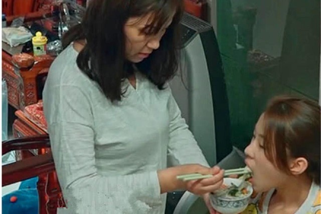 孩子|《变形记》中的16岁女巨婴:每日花销过万吃饭要人喂,如今咋样了