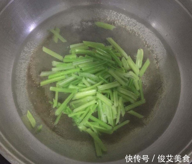 最近才发现这种素馅最好吃，比肉饺子都要香，孩子能连吃十几个