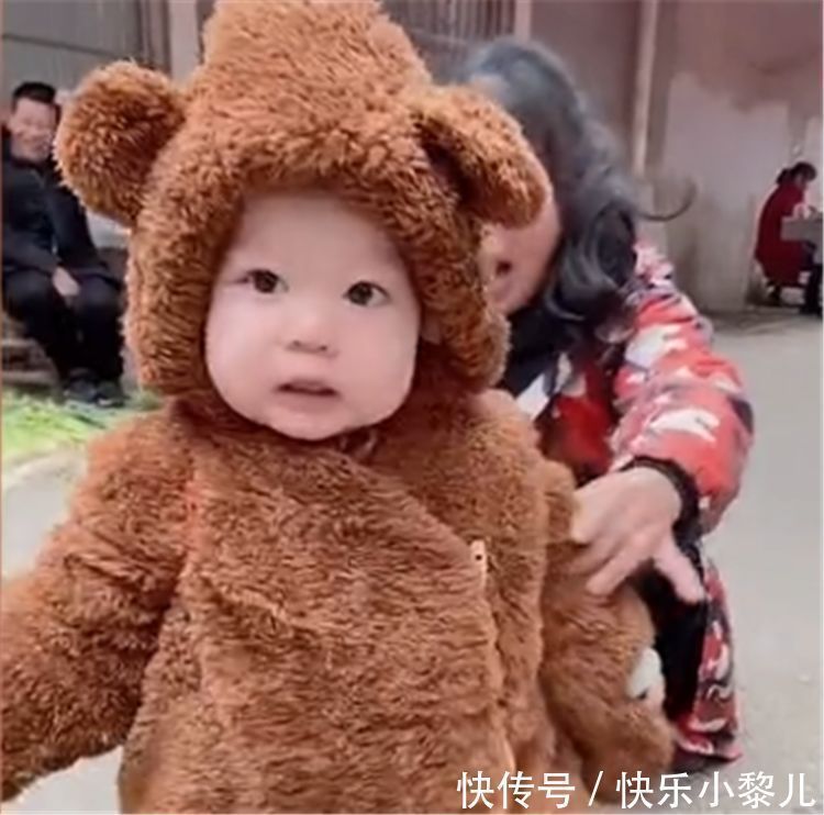 熊孩子|“熊孩子”获菜场大妈喜爱,送了一个大萝卜,抱起来笑得合不拢嘴