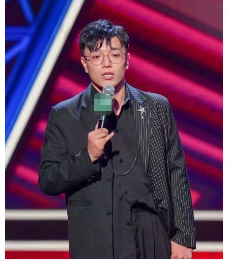 脱口秀演员|封面独家丨是脱口秀新人，也是“冷面笑将” 杨波：高冷是特意塑造的