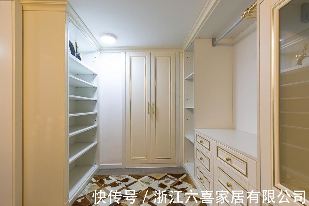 衣帽间|当时尚高级灰遇上粉色少女心，65㎡轻奢风打造理想的高品质居住空间