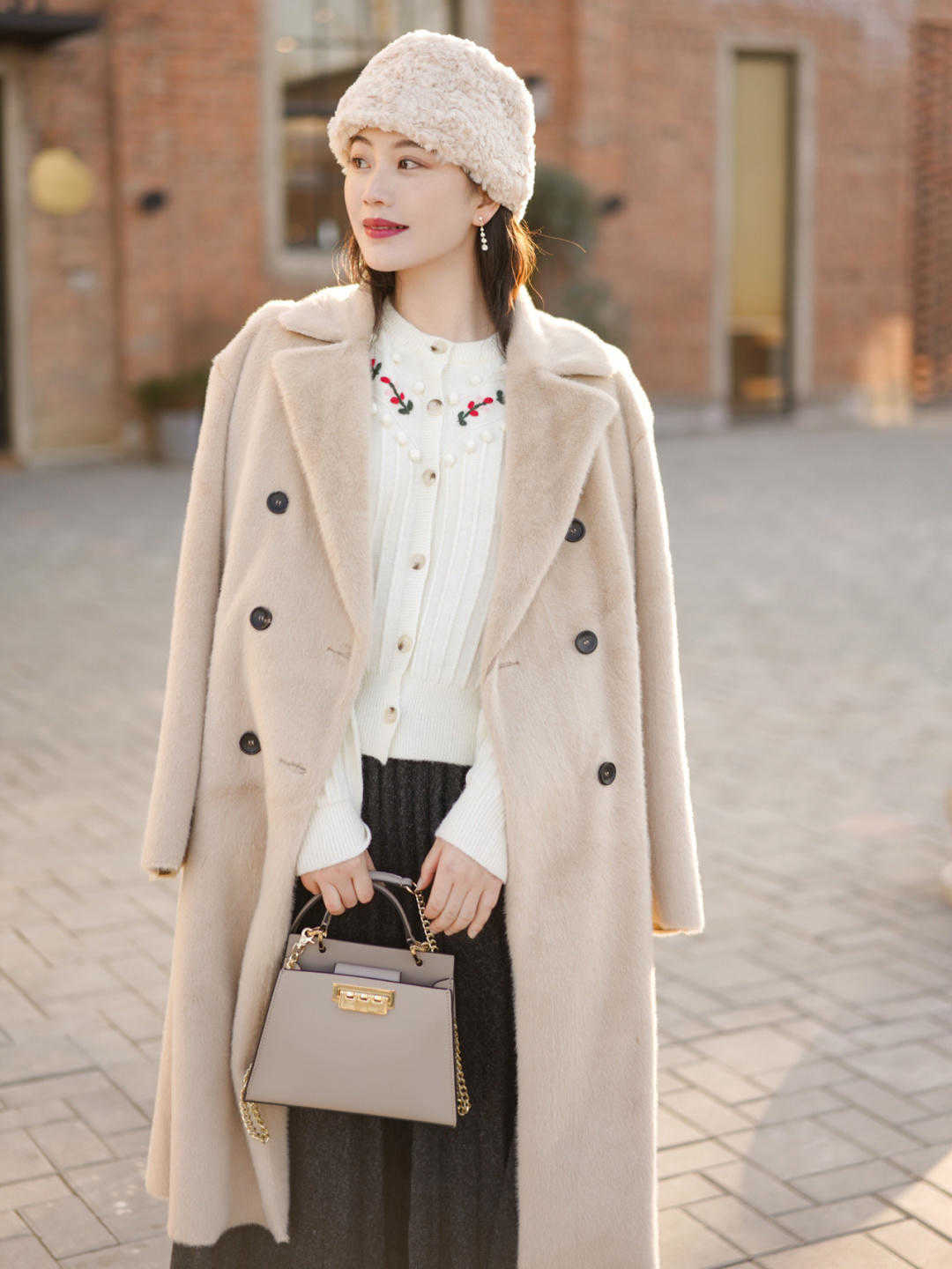 氛围感|圣诞装备可不止有红绿配,跟着博主这样穿,美得高级又与众不同