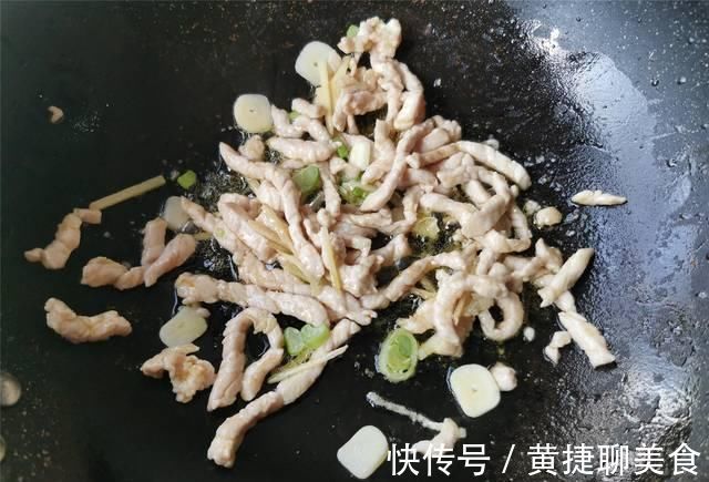 芹菜|炒芹菜,芹菜别直接下锅炒,多做这一步,颜色翠绿入味,肉丝香嫩