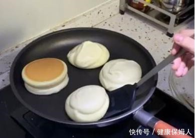 教你做舒芙蕾松饼，只要一口平底锅轻松搞定，好吃到让人念念不忘！