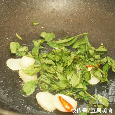 蒜头|爆炒花蛤，必不可少的金不换，加上辣椒、蒜头与酱油，味道超赞