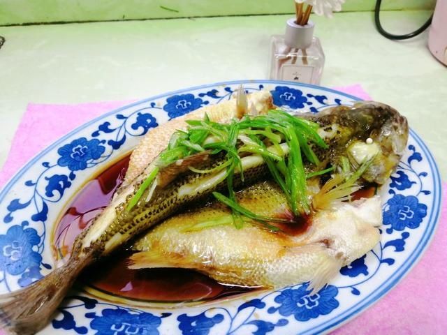 酒店|清蒸鱼看似简单，窍门却多，记住“1不放多2步”，比酒店做的还鲜