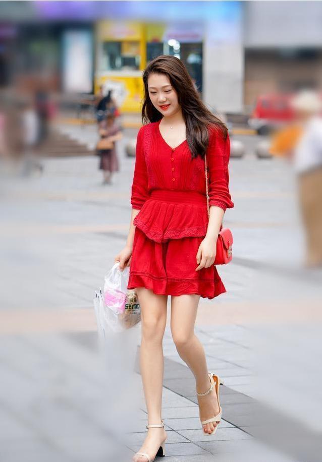 美女 气质大方的美女,一字肩连衣裙搭配防晒袖,很显休闲时髦范