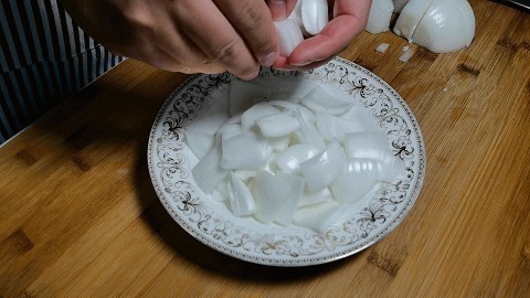 多吃洋葱护心脑,教您地道家常菜,加入鸡蛋炒一炒,天天吃不腻
