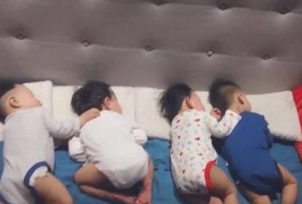 被子|四个娃同时盖一条被子,妈妈掀开被子瞬间,被娃睡姿萌到了