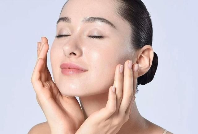 精华液|护肤品是该“拍”还是“涂”?用错这么多年,难怪效果不明显!