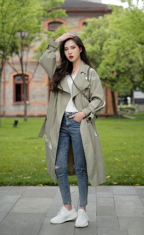 芳华|性感小姐姐紧身牛仔裤，也能活力满满，十足的女人味！