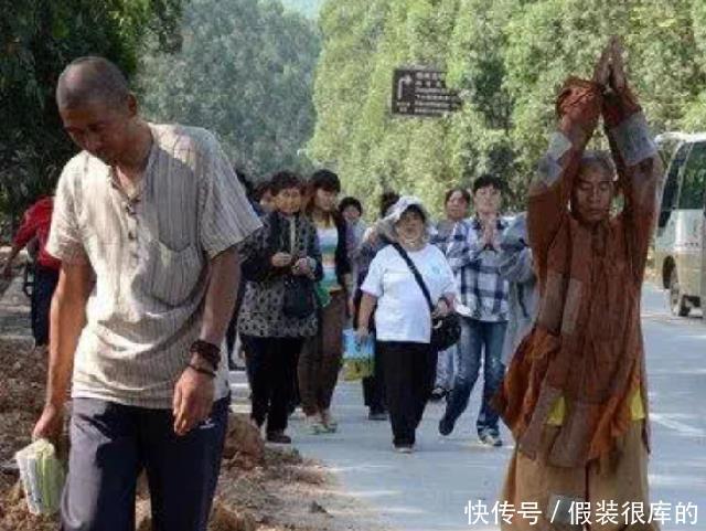 通慈法师:身穿百衲衣,三步一叩拜,苦行八年,只为心中大愿