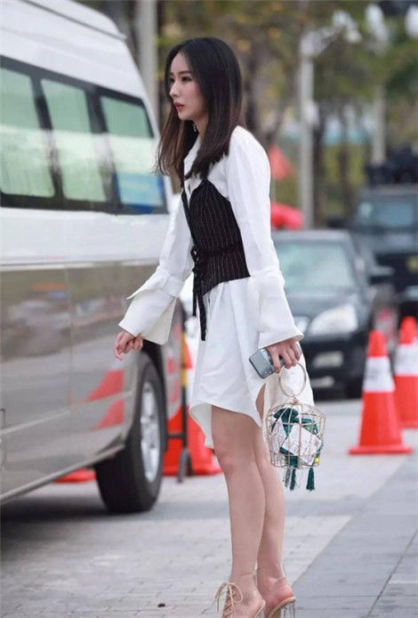 身姿曼妙的美女，一身靓丽又时尚的穿搭格外的有魅力