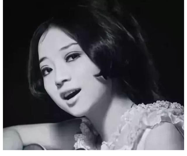 唱片|徐小凤：与邓丽君齐名，刚出道一天连续转13次场，月薪仅六百元