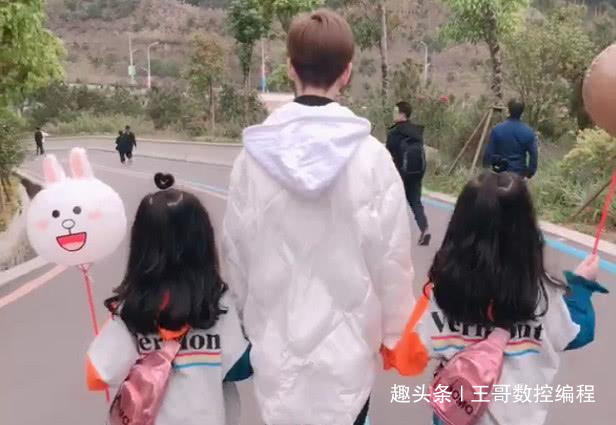 小情人|高富帅版奶爸带双胞胎跳“闺蜜步”火了,这是上辈子拯救了地球