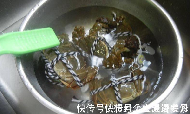 蒸大闸蟹,直接蒸是大忌,学会3个技巧,不掉腿不流黄,鲜嫩美味