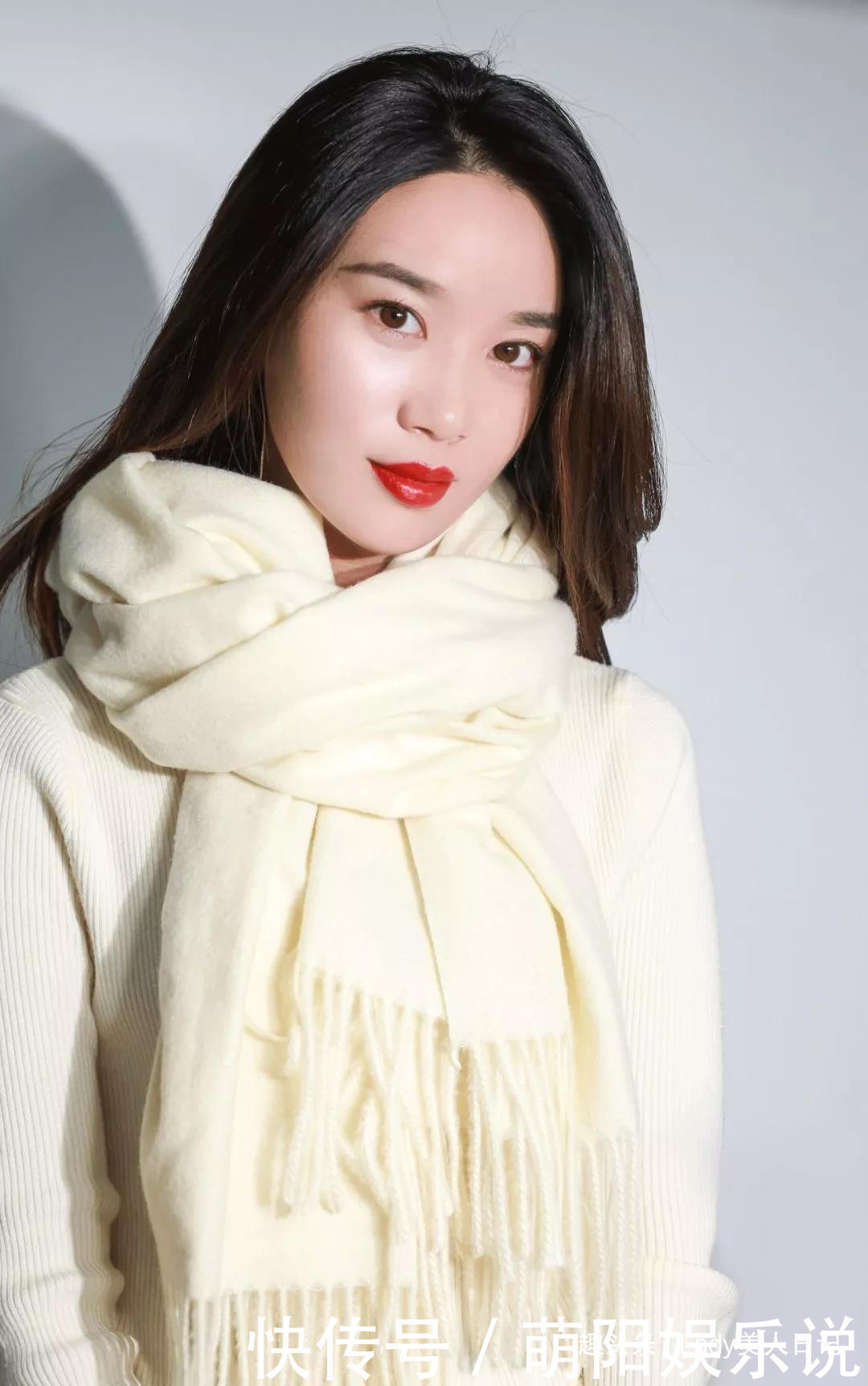 穿大衣怎样系围巾这样搭配比别人高级10条街,太有贵妇范了