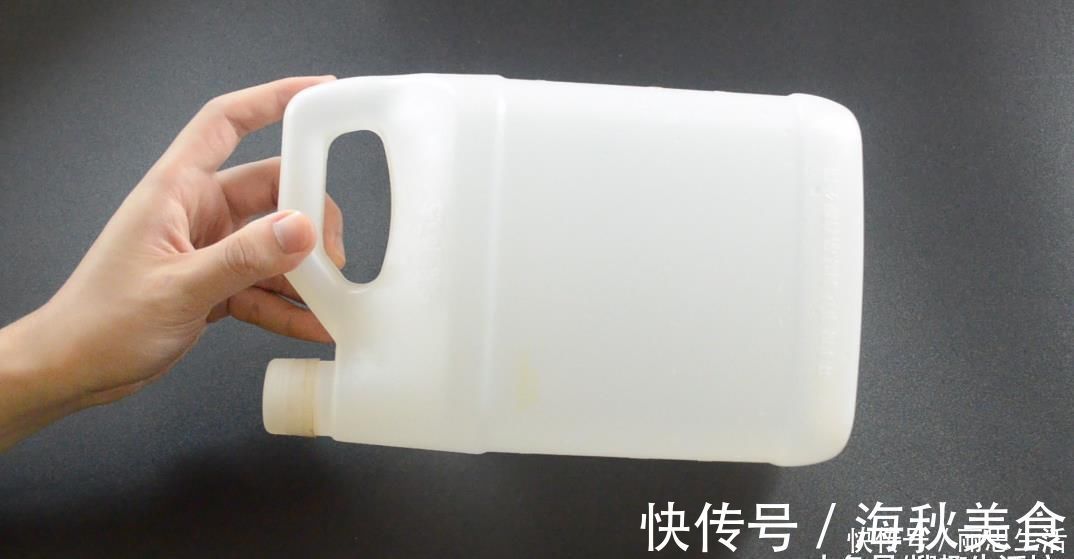 瓶子|酱油瓶子别扔了, 剪几刀放在家里有妙用, 一家人都要抢着用