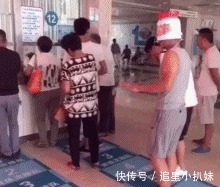 |搞笑GIF：带女友去逛街 请问遇到这种情况该怎么办？