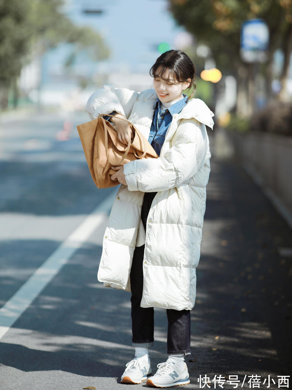 羽绒服|小个子女生别总穿黑色羽绒服，现在流行浅卡其色、白色，谁穿谁美