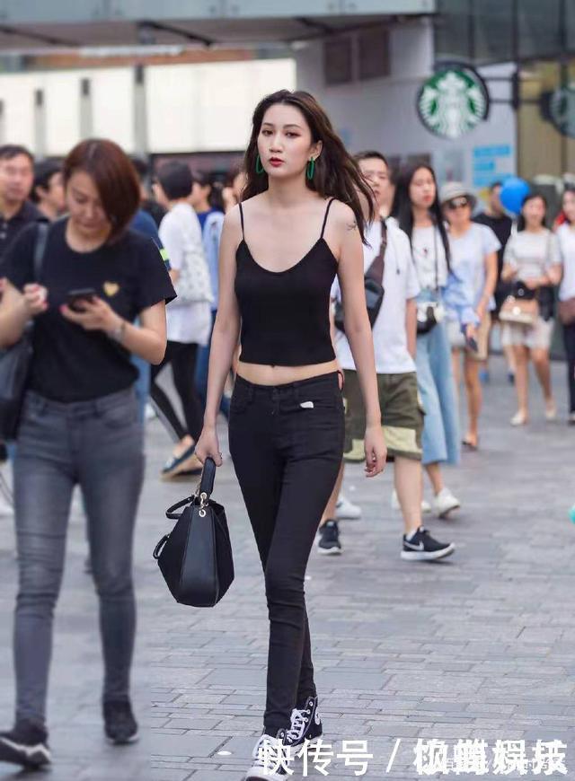 帆布鞋|悬带背心如何搭配赶时髦的人学习一下，逛逛街这样穿才清爽明亮