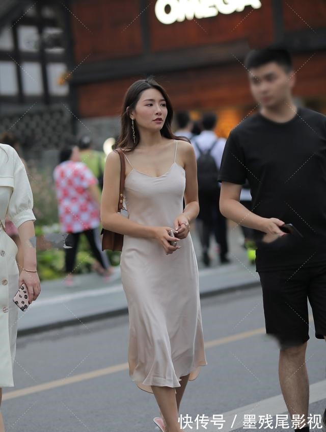 吊带 米白色吊带连衣裙搭配水晶高跟鞋,气质出众,青春靓丽!