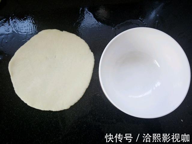 超快手的早餐油炸饼,开水一烫,空心鼓泡,外脆内软比油条还好吃