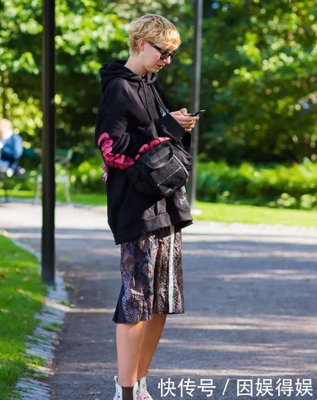 买卫衣就要挑这3个“经典款”,时髦又百搭,穿个十年都不过时!