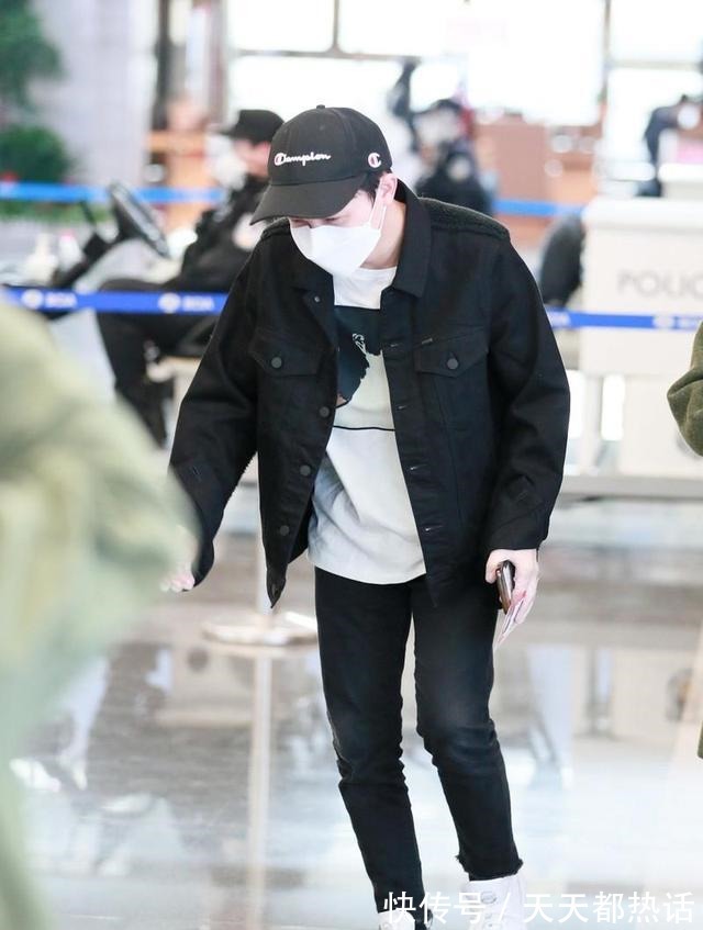 棒球帽|周深低调走机场,黑色夹克配牛仔裤潇洒有型,矮个男生就该这么穿!