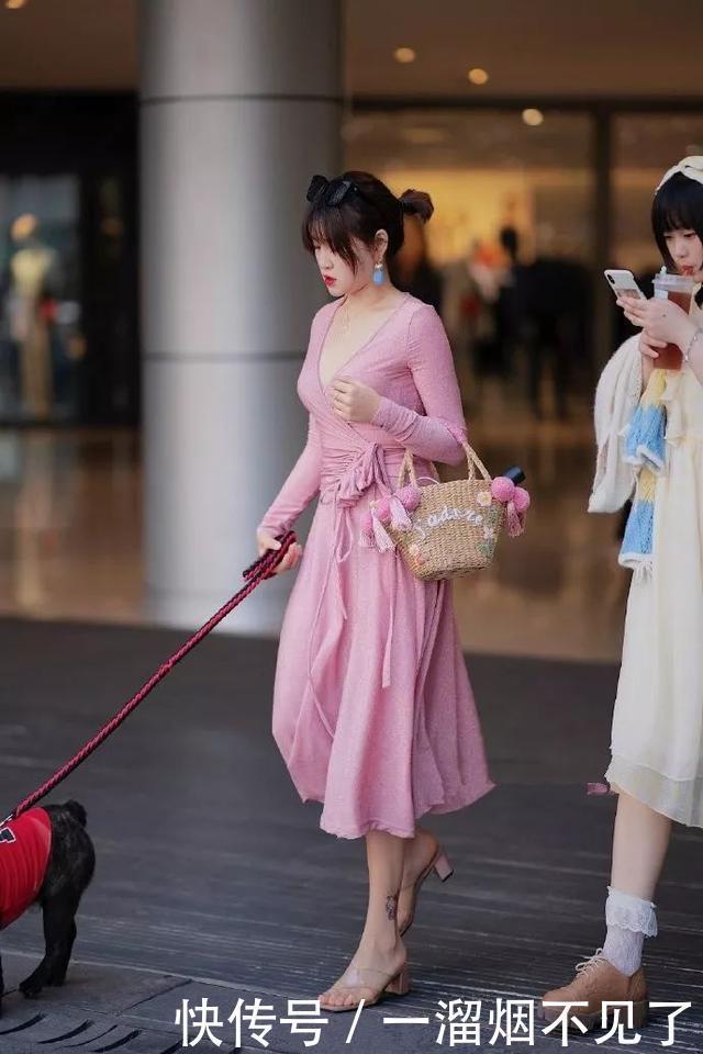 粉色修身连衣裙搭配高跟凉鞋,温婉柔顺,淑丽姣好