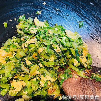 搅拌均匀|#东古家味美食#菜团子（酵母版）