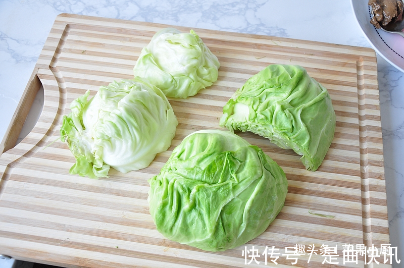 卷心菜|半个卷心菜,一勺芝麻酱,拌一拌当晚餐,我已连吃一周还是很喜欢