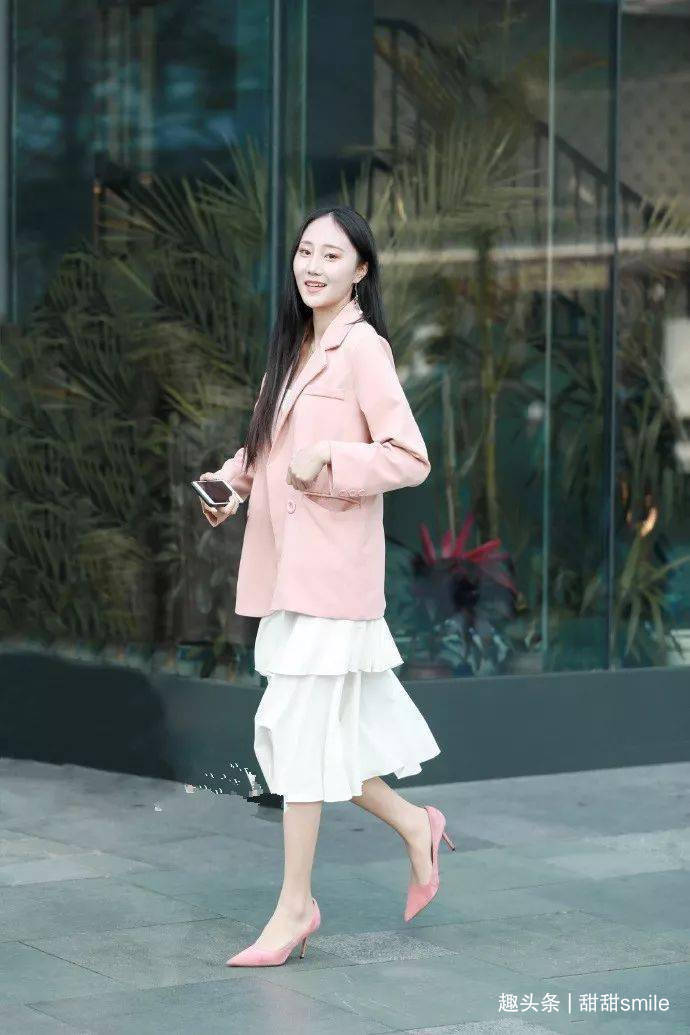 美女脚上再搭配一双简约的高跟鞋,定能让你爱不释手