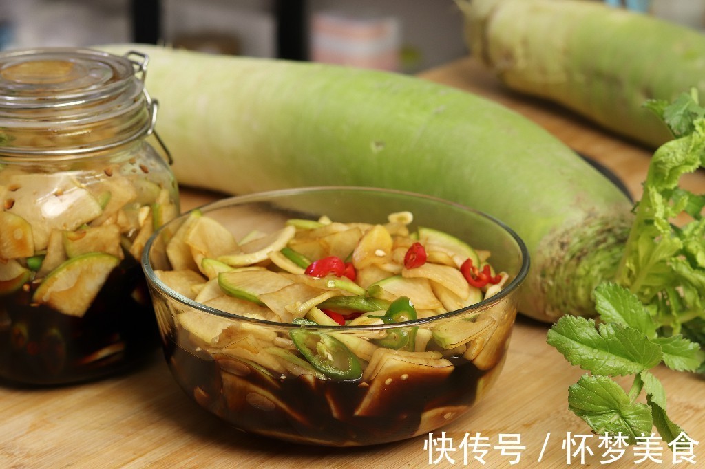 腌萝卜时,不要只会加盐,大厨教你正确做法,脆爽下饭,太香了