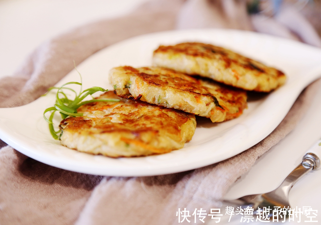 10分钟早餐快速饼两段莲藕、一把芹菜叶，味道好，营养高！