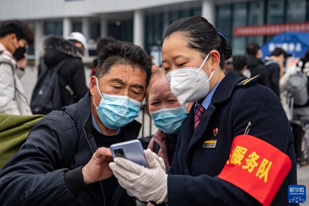 银发|“银发服务”温暖老年旅客出行之路