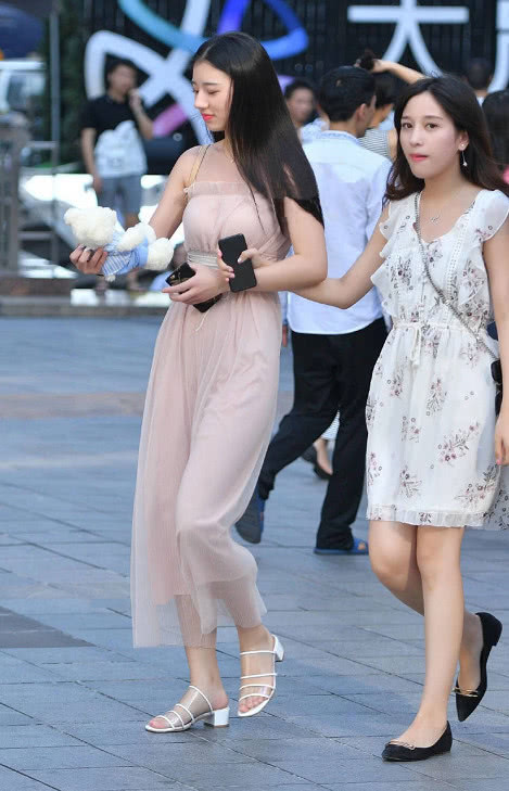 连体|街拍小姐姐在连体装外套一层纱,仙气十足很清爽