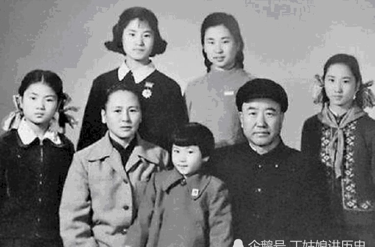 军长|1955年授军衔,当时有两个军长被授予上将军衔?他们都是谁?