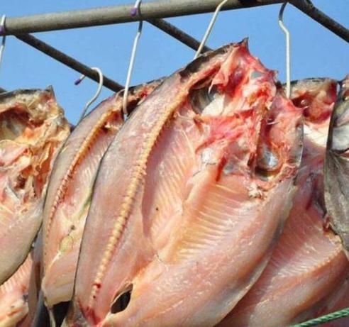  入味|腌腊鱼，直接抹盐可不行！多做2步，腊鱼更香更入味，保存时间长