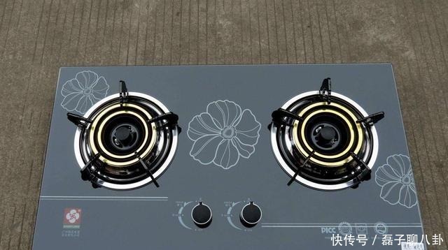 燃气灶下面2个铁片没事别乱动!听厂家一解释,才知用处这么大