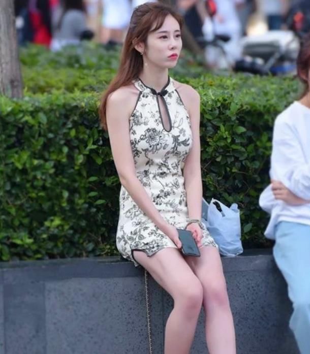 街拍|街拍：静如处女的美女，一件白色的碎花旗袍裙，时尚靓丽气质迷人