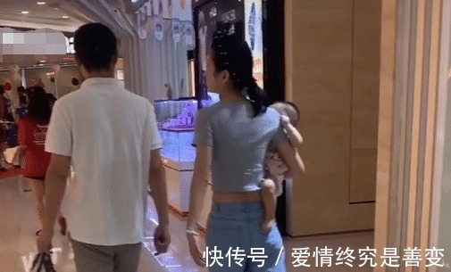 挎包|小姨“挎包式”带娃出门逛街走红，娃紧紧抓住衣角我太难了！