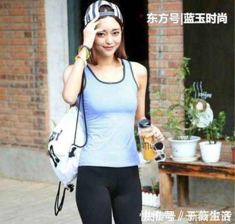 时尚|街拍打底裤的设计时尚大气非常的合贴身形，更能展现小姐姐身姿