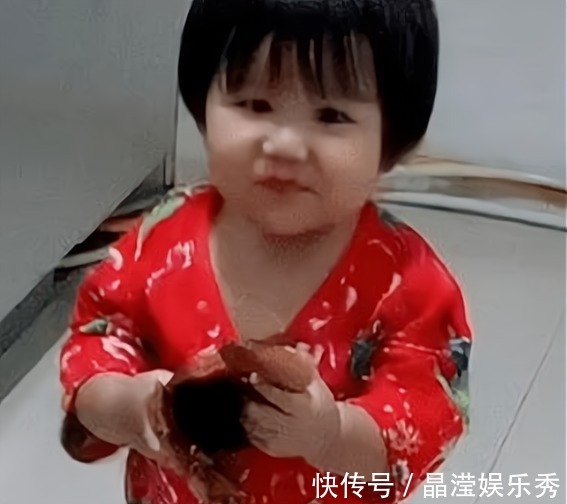 宝宝|10岁男孩半夜偷做宵夜,妈妈掐着时间来“混饭”,堪称吃货母子